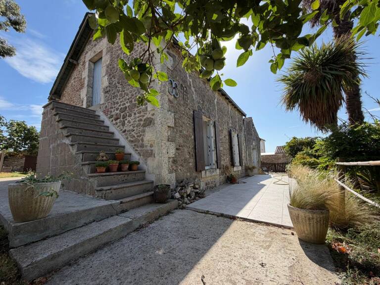 MARSAIS SAINTE RADEGONDE (85570) - ADORABLE MAISON DE PLAIN PIED EN PIERRES AVEC DEPENDANCES ET JARDIN — photo 1
