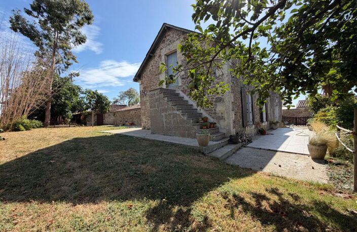 MARSAIS SAINTE RADEGONDE (85570) - ADORABLE MAISON DE PLAIN PIED EN PIERRES AVEC DEPENDANCES ET JARDIN — photo 3