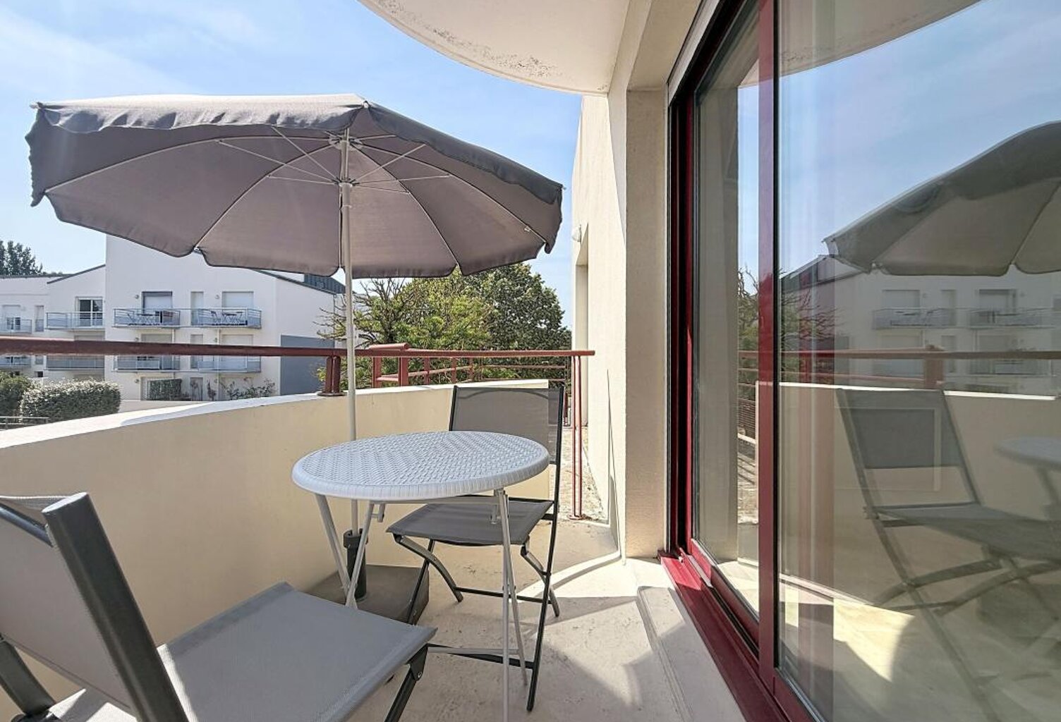 Studio meublé avec balcon, parking et piscine — photo 1