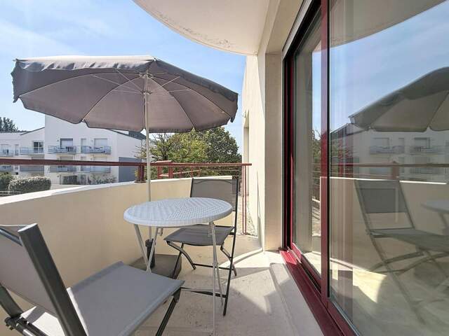 Studio meublé avec balcon, parking et piscine — photo du bien