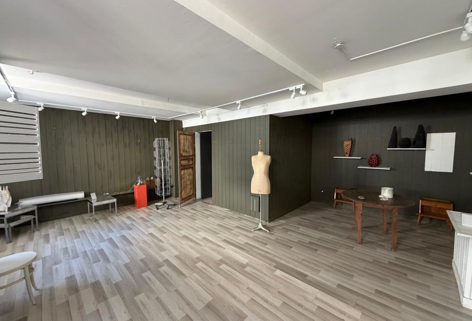 Bien commercial libre de 41 m² avec vitrines et accès sécurisé — photo 1