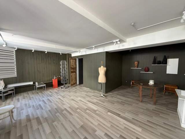 Bien commercial libre de 41 m² avec vitrines et accès sécurisé — photo du bien