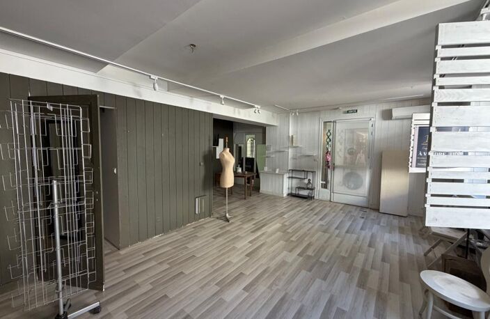 Bien commercial libre de 41 m² avec vitrines et accès sécurisé — photo 3