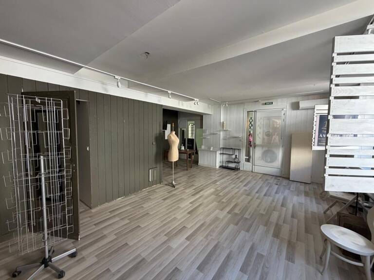 Bien commercial libre de 41 m² avec vitrines et accès sécurisé — photo 1
