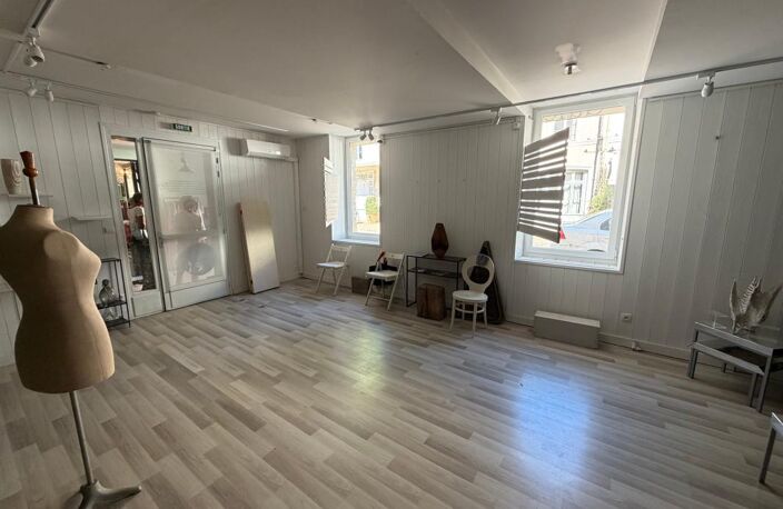 Bien commercial libre de 41 m² avec vitrines et accès sécurisé — photo 4