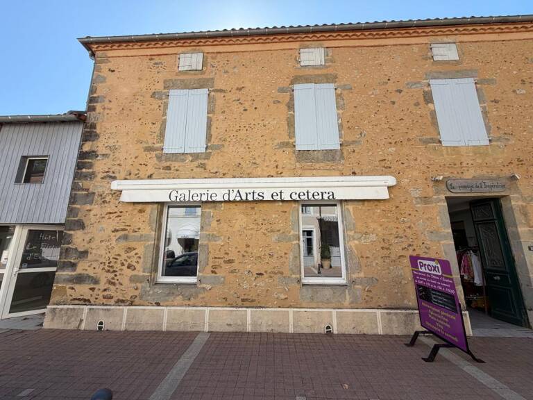 Bien commercial libre de 41 m² avec vitrines et accès sécurisé — photo 1