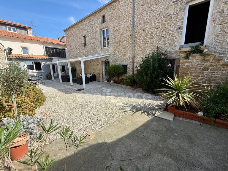   CHAMPDENIERS – Maison de caractère rénovée de 175 m² avec 135 m² de dépendances et fort potentiel — photo 1