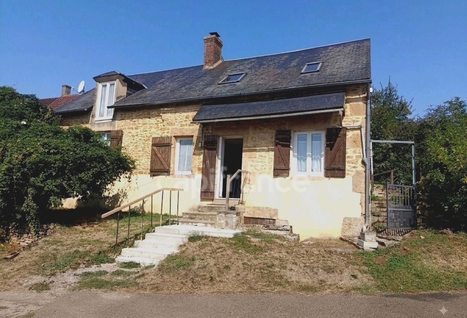 Charmante maison en pierre à découvrir – Lurcy-le-Bourg — photo 1