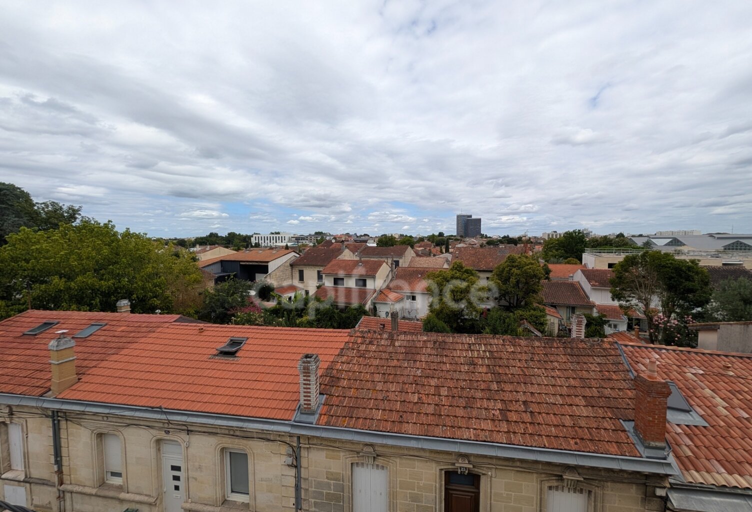 Appartement T2 (33) - Vue sur les toits - BORDEAUX SAINT-AUGUSTIN — photo 1