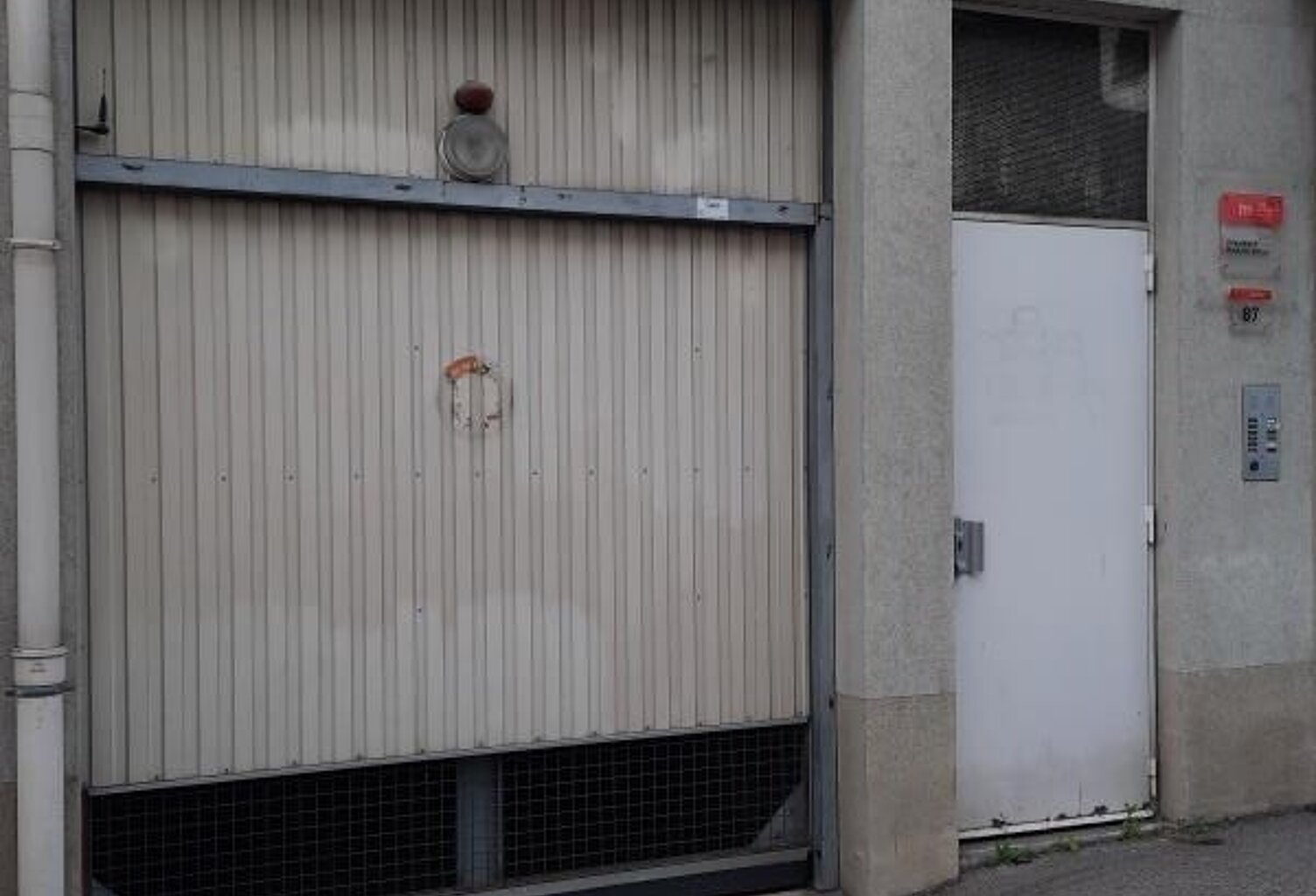 CASE DE PARKING NON PROTE LYON 03 — photo 1