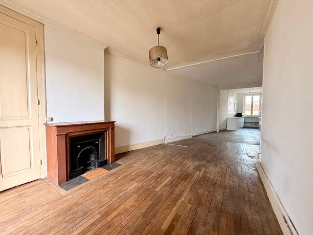 Grand T2 de 57 m² en dernier étage avec balcon et vue Fourvière — photo du bien