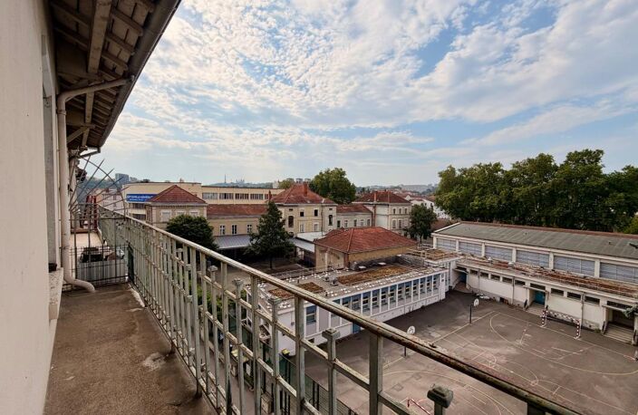 Grand T2 de 57 m² en dernier étage avec balcon et vue Fourvière — photo 5