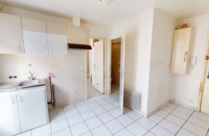 SAINTE-ANNE - GRAND F2 À RAFRAICHIR — photo 2