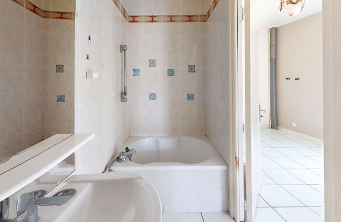 SAINTE-ANNE - GRAND F2 À RAFRAICHIR — photo 4