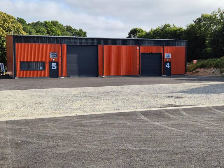 LORIENT NORD - LOCAL D'ACTIVITÉ NEUF / ENTREPÔT DE 195 M² + PARKING de 500 M² - ACCÈS POIDS LOURDS - SOUS DECENNALE — photo 1