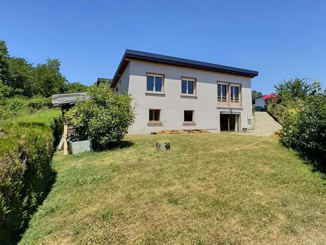 Maison Chambéry quartier Montjay,  développe près de 150 m2 sur 719m2 de terrain — photo du bien