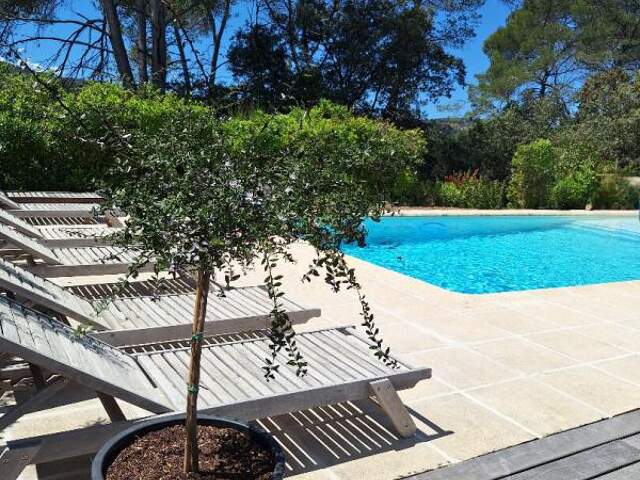 Villa de 121m², piscines, terrain de 1900m², garage — photo du bien