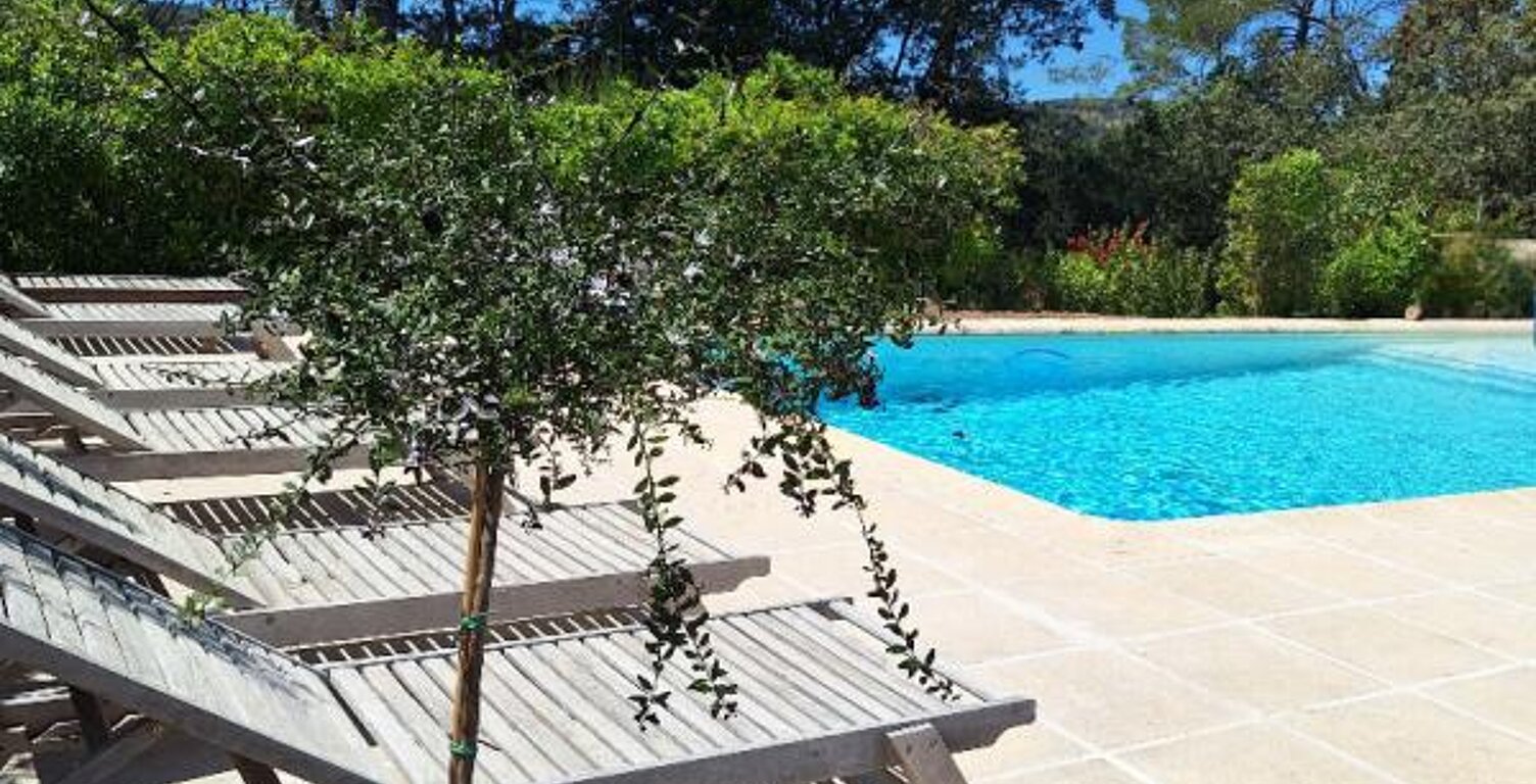Villa de 121m², piscines, terrain de 1900m², garage — photo 1
