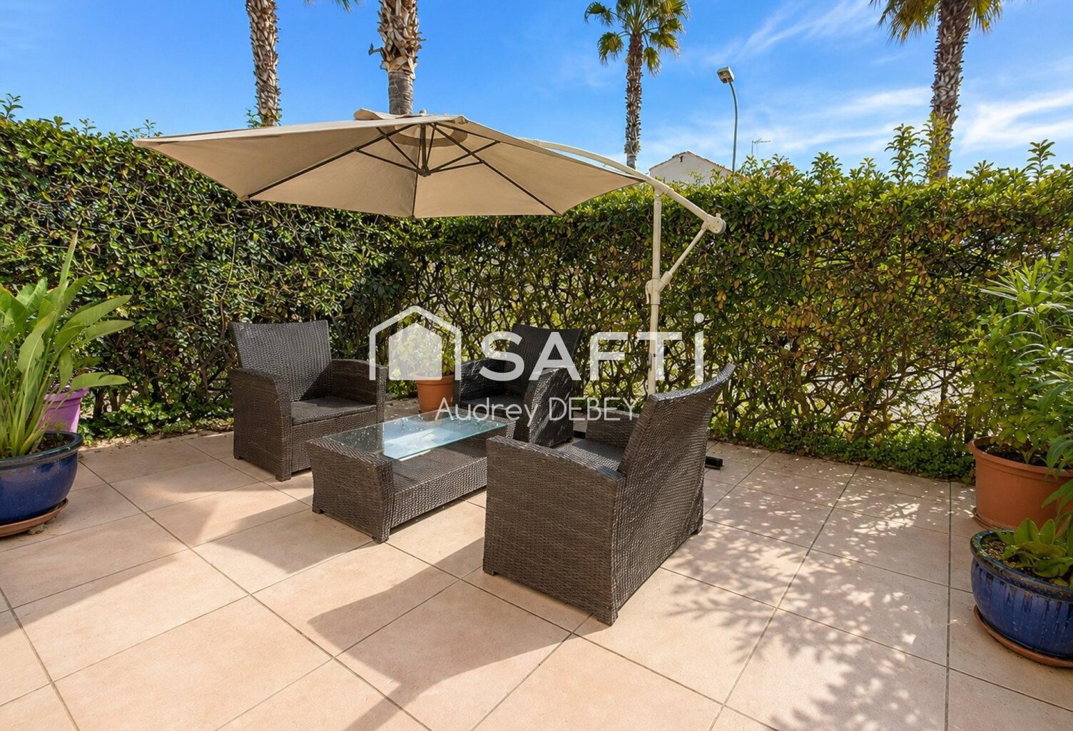SANARY LE CHARME DU TOUT À PIED DU PORT ET DES PLAGES - T3 LUMINEUX TRAVERSANT AVEC TERRASSE REZ DE JARDIN — photo 1