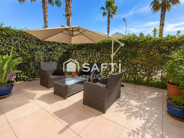 SANARY LE CHARME DU TOUT À PIED DU PORT ET DES PLAGES - T3 LUMINEUX TRAVERSANT AVEC TERRASSE REZ DE JARDIN — photo 1