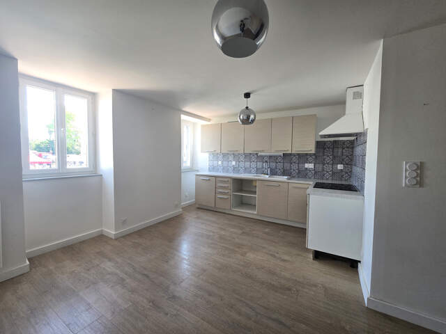 Appartement T3 rénové situé au centre ville de St Palais. — photo du bien