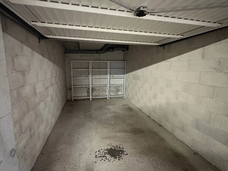 Garage   — photo 1