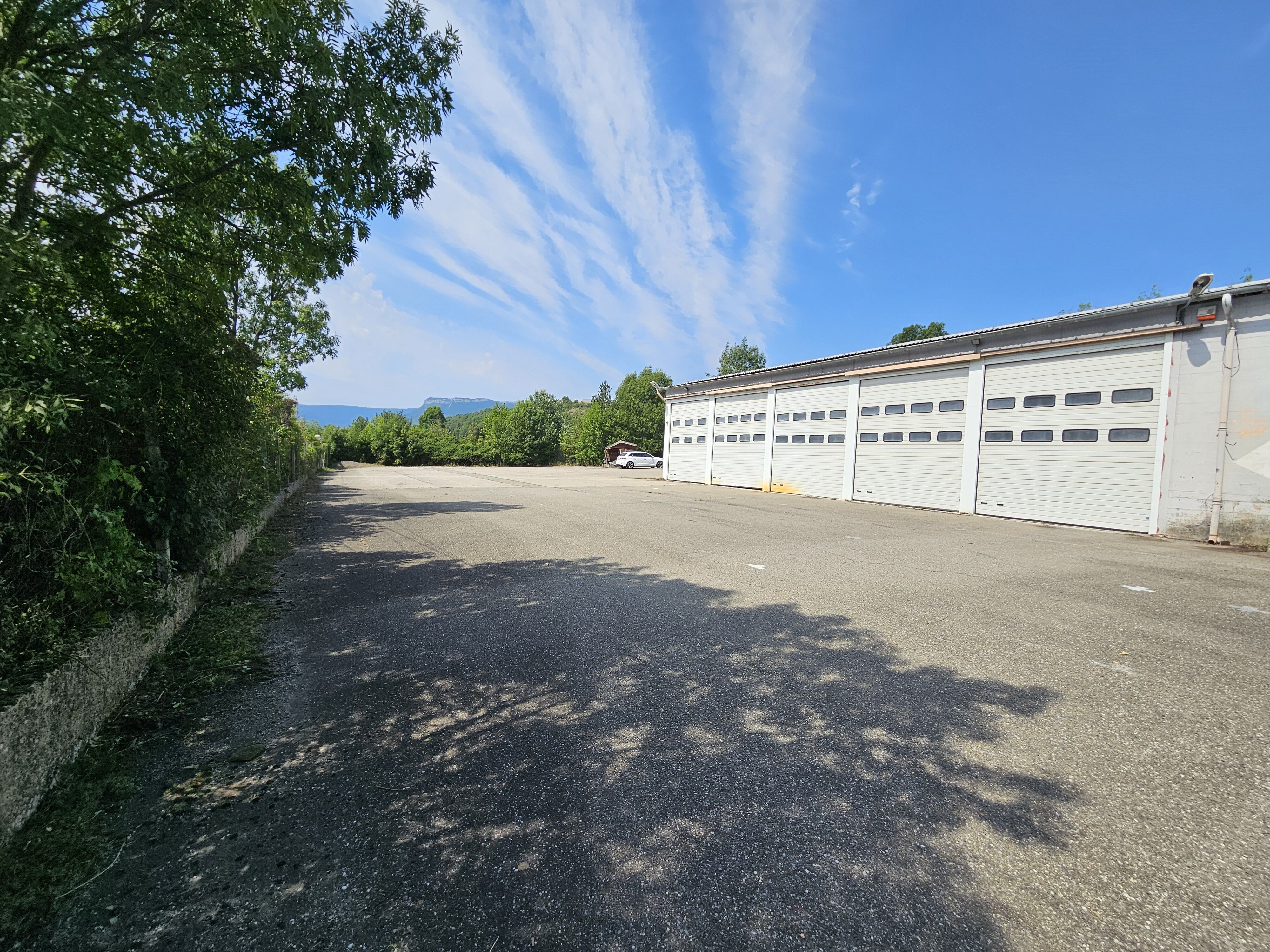 ASPRES SUR BUECH - BATIMENT DE 670m2 env. SUR 2 938m2 DE TERRAIN