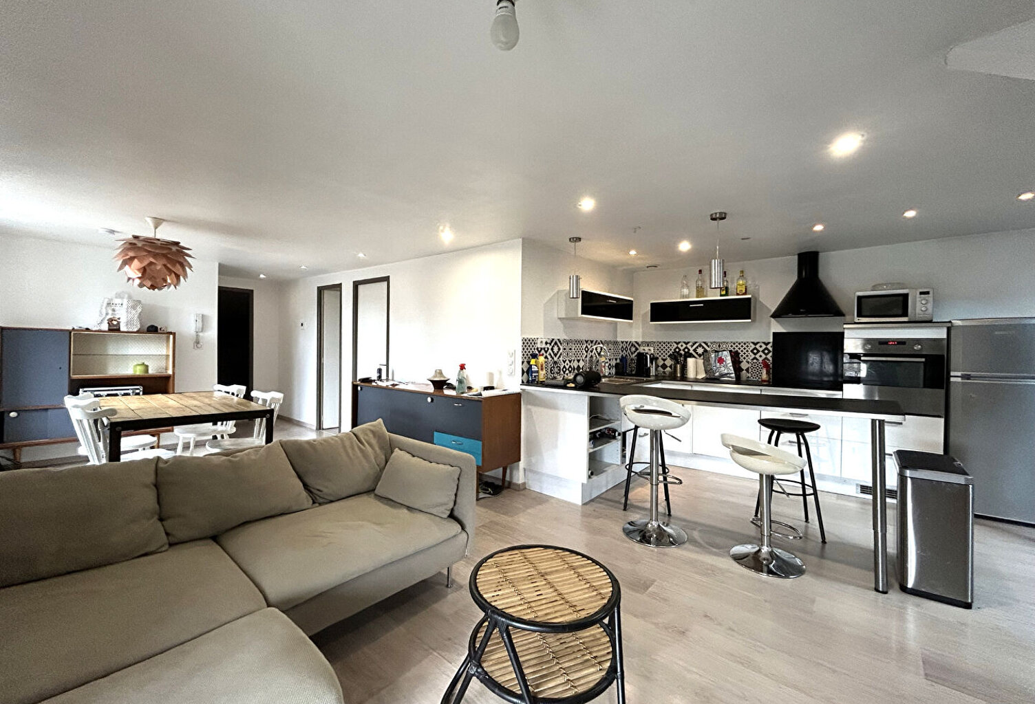APPARTEMENT MEUBLÉ 2 PIÈCE(S) 49 M² - CENTRE-VILLE — photo 1