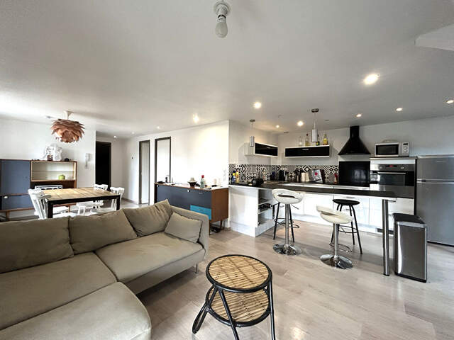 APPARTEMENT MEUBLÉ 2 PIÈCE(S) 49 M² - CENTRE-VILLE — photo du bien