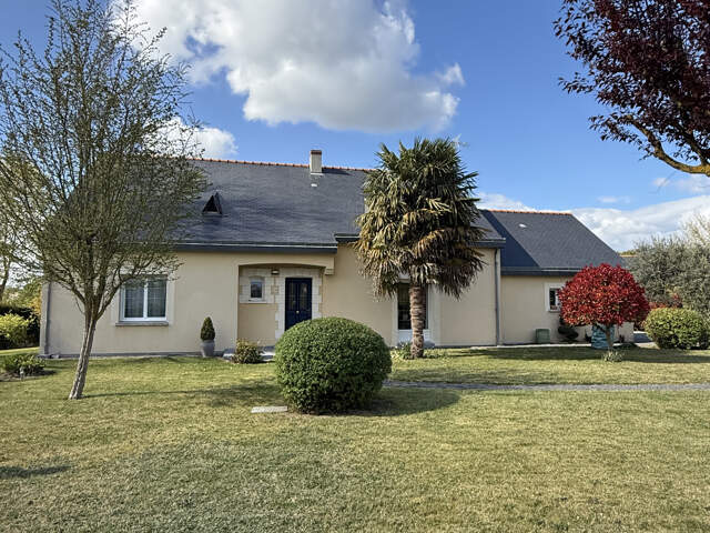 Vivy 49680   Maison de 117 m2 de vie sur un superbe terrain — photo du bien