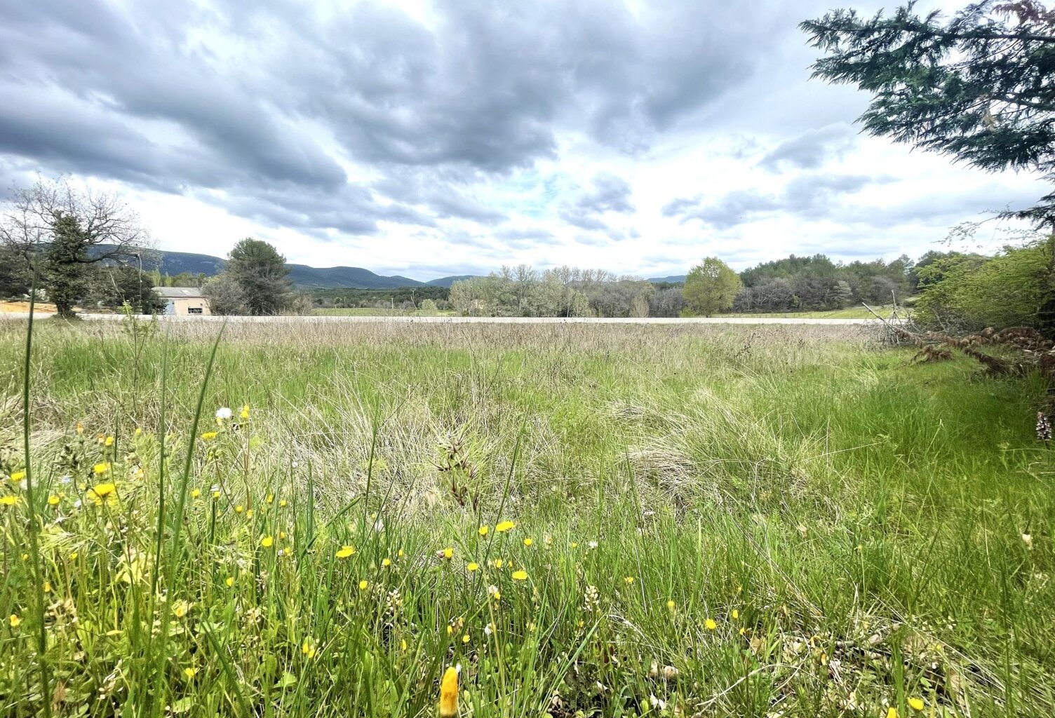 Grambois, terrain 1500m² libre constructeur — photo 1
