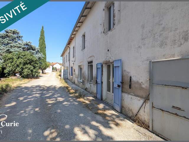 Maison d'environ 160m² à rénover avec deux garages — photo du bien