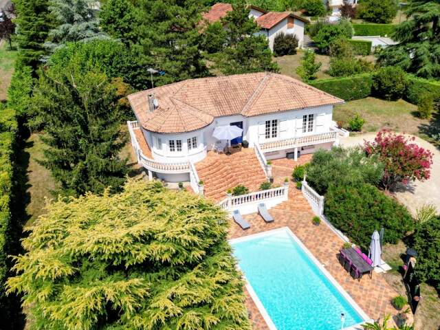 Maison de charme de 209m2 avec piscine et vue dominante sur les hauteurs d'Agen — photo du bien