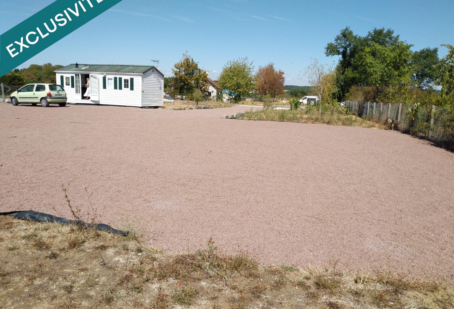 Terrain constructible viabilisé (eau et électricité déjà présents sur plusieurs secteurs du terrain) — photo 1