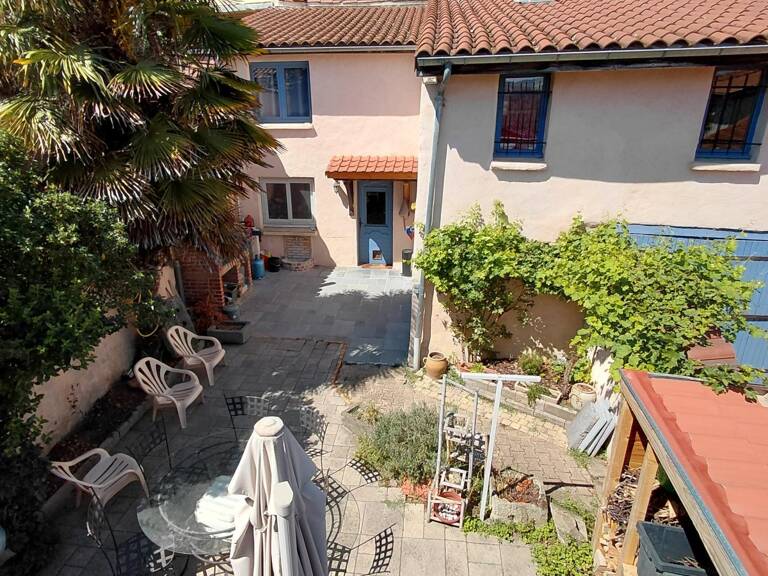 COURNON, maison de bourg avec cour et 4 chambres. — photo 1