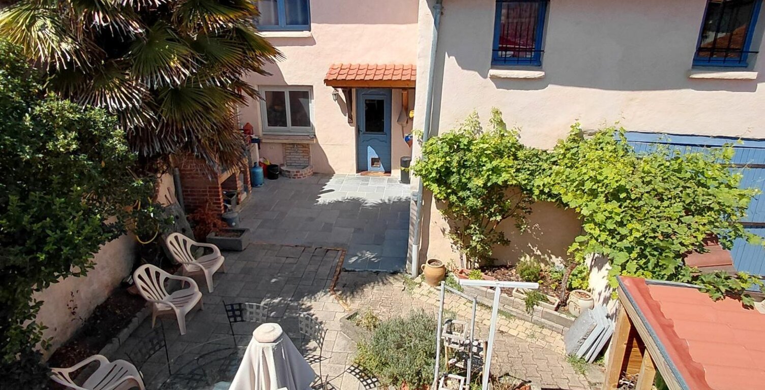 COURNON, maison de bourg avec cour et 4 chambres. — photo 1