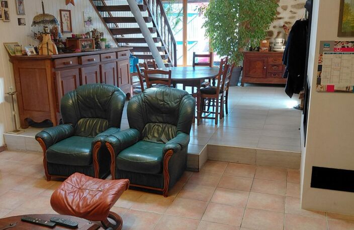 COURNON, maison de bourg avec cour et 4 chambres. — photo 3