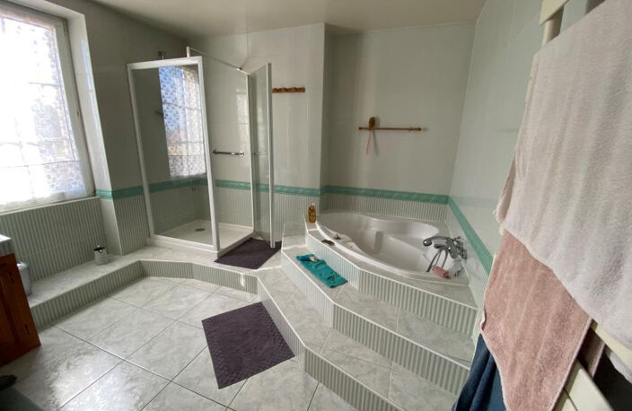 ST YZAN DE SOUDIAC MAISON 5 CHAMBRES — photo 4