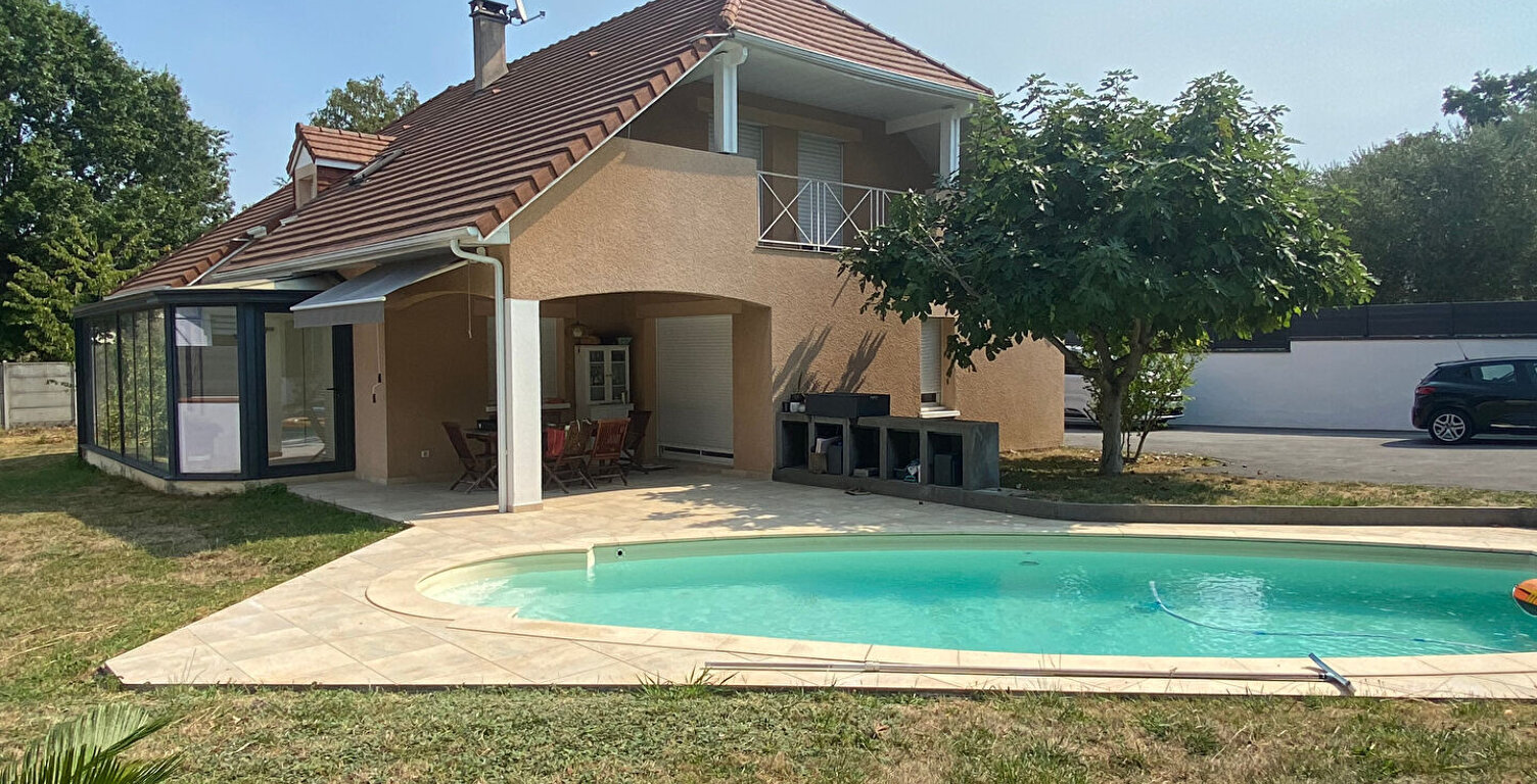 Une maison rare par ses volumes et sa configuration, à découvrir sans tarder à Lons. — photo 1
