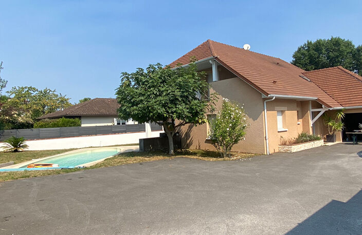 Une maison rare par ses volumes et sa configuration, à découvrir sans tarder à Lons. — photo 3