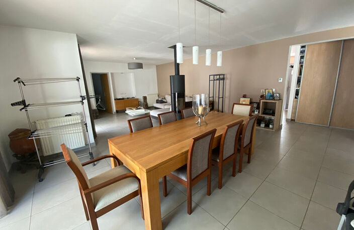 Une maison rare par ses volumes et sa configuration, à découvrir sans tarder à Lons. — photo 5