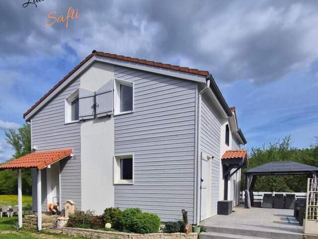 Très belle maison en ossature bois, rénovée, cadre verdoyant et calme. Proche de toutes commodités. — photo du bien