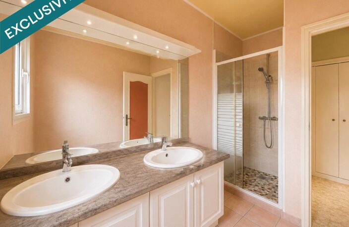 Maison non mitoyenne, 5 chambres et grand garage avec entrées indépendantes  un potentiel à exploiter ! — photo 4