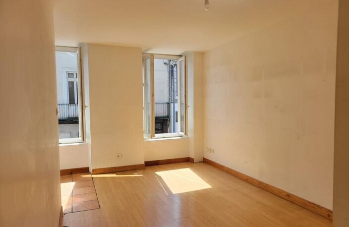 Immeuble à fort potentiel et local commercial avec studio. — photo 2