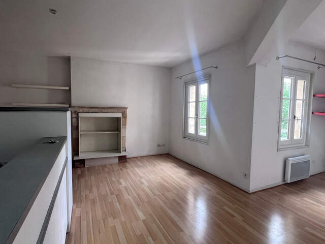 Bordeaux coeur quartier  St Pierre appartement type 2 au der — photo du bien