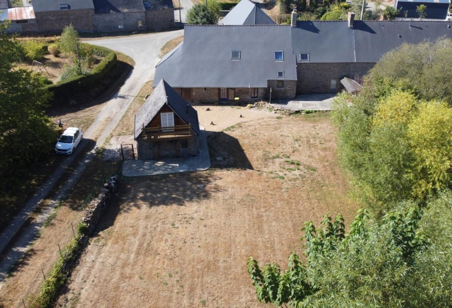Mellé (35) : Longère de caractère rénovée (5 pièces) avec gîte indépendant, dépendances et potentiel d'aménagement — photo 1