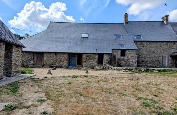 Mellé (35) : Longère de caractère rénovée (5 pièces) avec gîte indépendant, dépendances et potentiel d'aménagement — photo 2