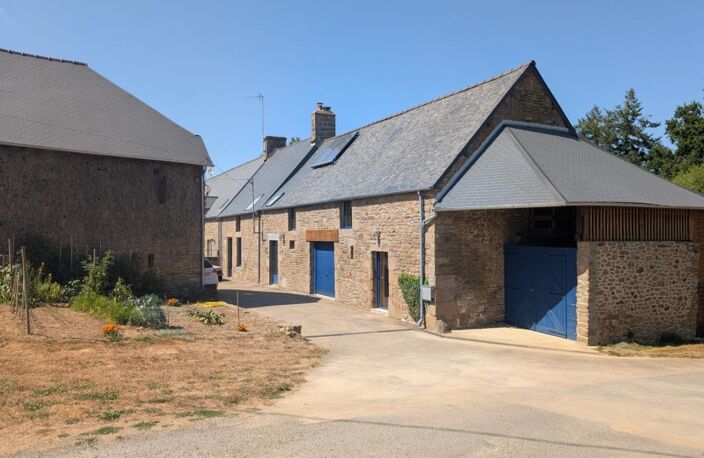 Mellé (35) : Longère de caractère rénovée (5 pièces) avec gîte indépendant, dépendances et potentiel d'aménagement — photo 3