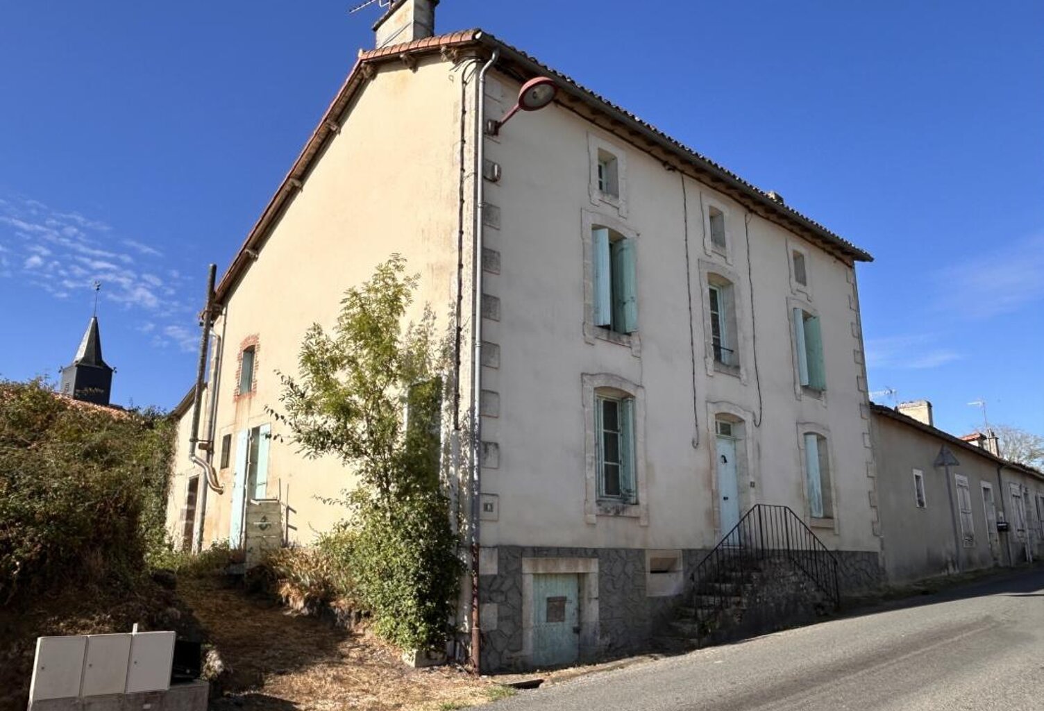 ENSEMBLE IMMOBILIER A RESTAURER (3 LOGEMENTS et une DÉPENDANCE) , CENTRE BOURG, JARDIN, PROCHE ÉCOLE — photo 1
