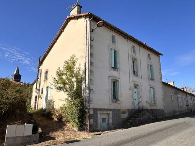 ENSEMBLE IMMOBILIER A RESTAURER (3 LOGEMENTS et une DÉPENDANCE) , CENTRE BOURG, JARDIN, PROCHE ÉCOLE — photo du bien